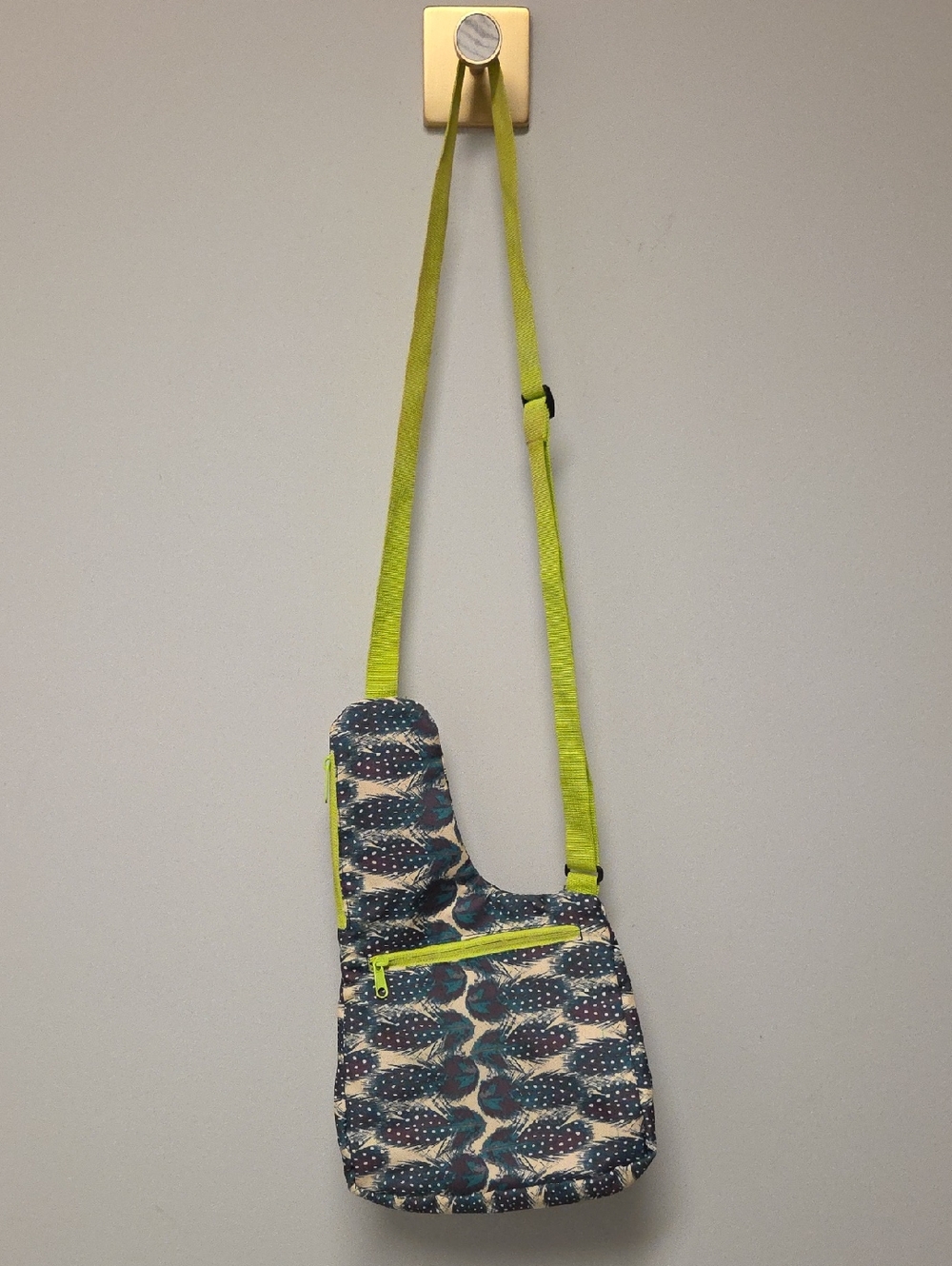 KAVU Crossbody Bag / Purse, Green Feathers, Excellent Condition - Picture 8 of 8
